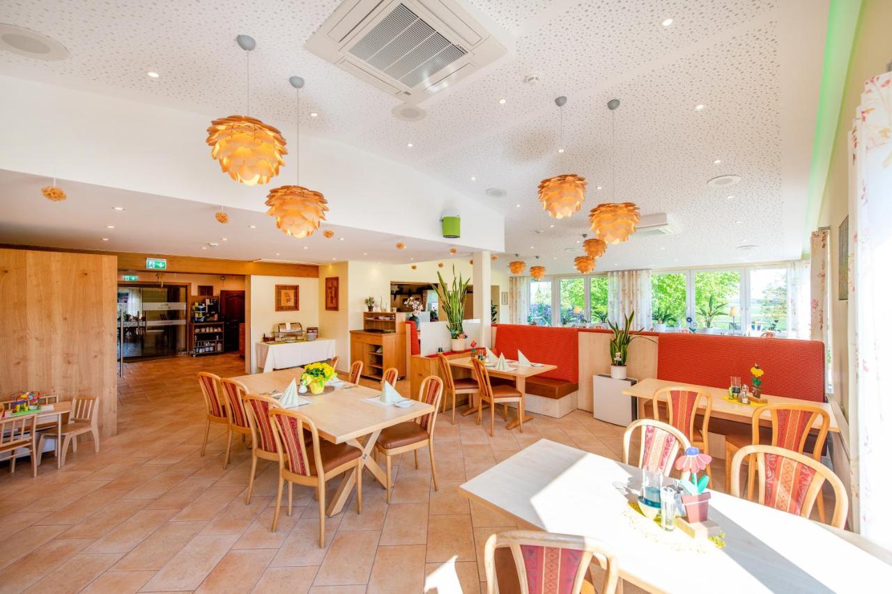 Waldesblick, Hotel-Restaurant Lahr  エクステリア 写真